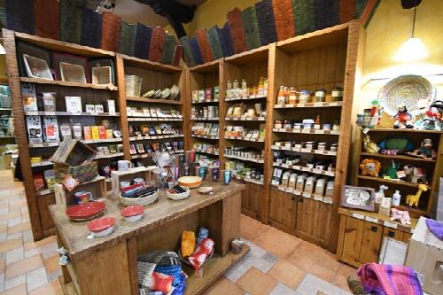 Bidezko merkataritzako eta merkataritza iraunkorreko produktuen denda (elikadura, artisautza, kosmetika eta dekorazioa)
