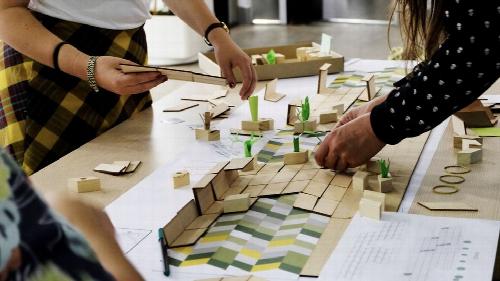 Hirigintzari, arkitekturari, parte-hartzeari eta hiri-eraldaketei buruzko kultura kritikoaren ekoizpenari eskainitako gizarte-ekimeneko kooperatiba.

Arkitekturako eta hiri-diseinuko partaidetza-prozesuak errazten ditugu.

Arkitekturaren, hirigin