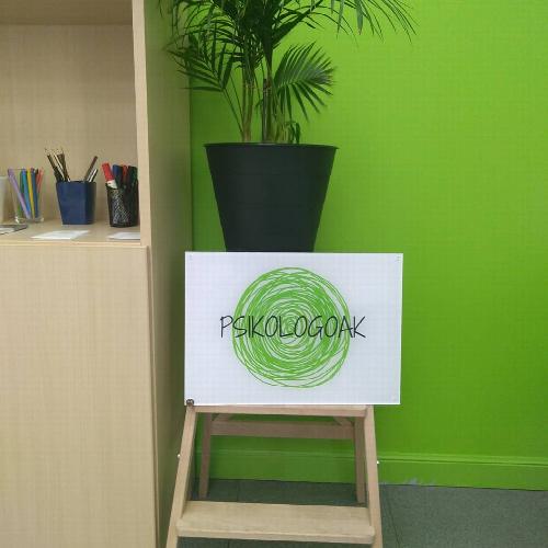 Irabazi asmorik gabeko erakundea gara, eta bere jardueraren ardatz nagusia ZAINTZA da, mendekotasuna duten pertsonei, adineko autonomoei eta emakumeei (batez ere, familiako emakume zaintzaileei eta adineko emakumeei) zuzendutako zerbitzu eta proiektu