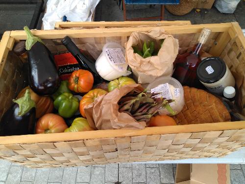 Bilbo zaharra eta inguruko auzoetan elikadura burujabetza bultzatzeko ekimena. Produktore zein Kontsumitzaileen artean bidezko harremanak eraiki eta beste eredu sozio-ekonomiko baten apustua eginez.
Bazkideon artean banatzen ditugun produktuen artea