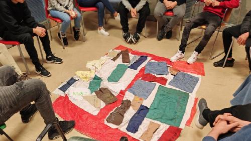 ABAKO gizarte ekintzako elkarte bat da, titulurik gabeko nerabeei eta haien inguruneari irtenbideak, babesa eta ongizatea eskaintzeko proiektu berritzaileak kudeatzen dituena, kostu-terapiaren eta elkarlaneko kulturaren bidez.