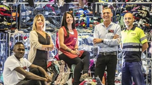 Kooperan bigarren aukera bat behar duten gizarte-bazterketako arriskuan edo egoeran dauden pertsonak gizarteratzeko lan egiten dugu, gizartean eragin positiboa duten, gure ingurunea hobetzen duten eta planeta zaintzen duten jardueren bidez.

