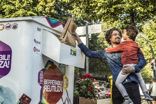 Kooperan bigarren aukera bat behar duten gizarte-bazterketako arriskuan edo egoeran dauden pertsonak gizarteratzeko lan egiten dugu, gizartean eragin positiboa duten, gure ingurunea hobetzen duten eta planeta zaintzen duten jardueren bidez.

