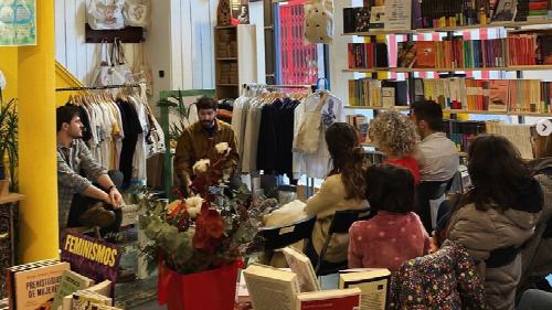 La ilusa Bilboko liburu-denda bat da, arteei eta letrei eskainia. Gure interesa proiektu kultural gisa argazkigintzaren, zinemaren eta artearen ingurukoa da batez ere. Baita hurbiltasun-letrak eta urruneko letrak ere, bizi garen mundua aniztasunetik 