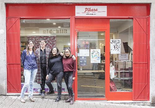 12 urteko ibilbidea duen komunikabidea gara, zapalkuntza-ardatzak zalantzan jartzen dituen kultura, politika, pentsamendua eta ekintza feminista sustatzen dituena. Horretarako, kazetaritza-hizkuntza erabiltzen dugu bereziki, baina beste hizkuntza bat